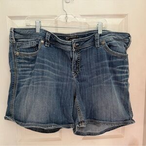 Silver Jeans Suki Flap Shorts Denim Med Wash size 24 embroidered back pockets